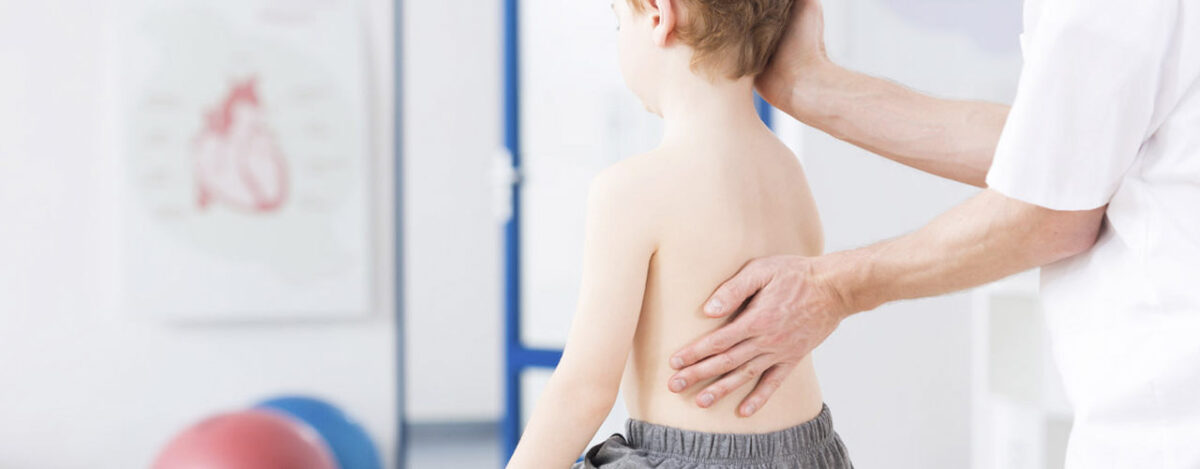 dor-nas-costas-em-criancas-not-ortopedia-NOT-Ortopedia-BH-1200x469.jpg